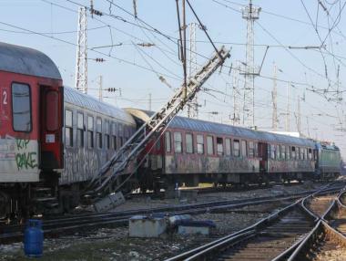 Търговете за новите влакове и локомотиви вече закъсняват