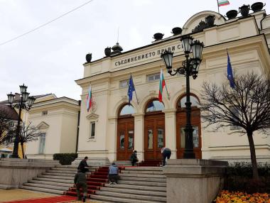 България стои пред кратка рецесия и разплитане на политическия възел