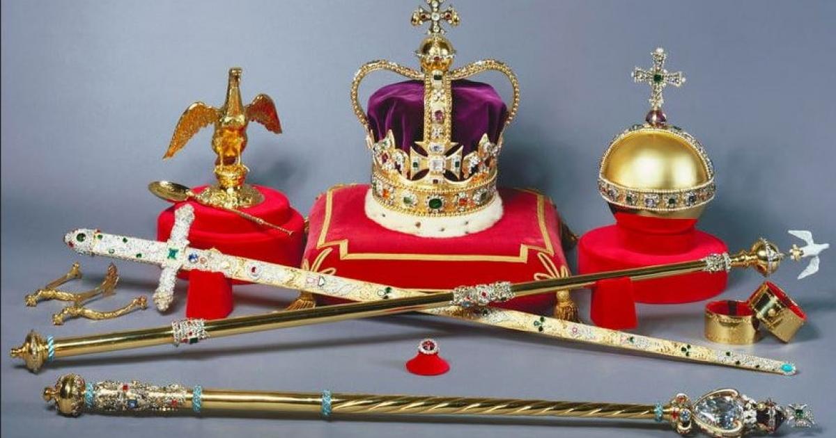 Изначалната символика на короната е да украси главата като знак