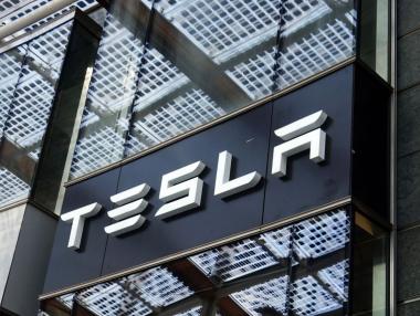 Tesla сваля цените на електромобилите по целия свят