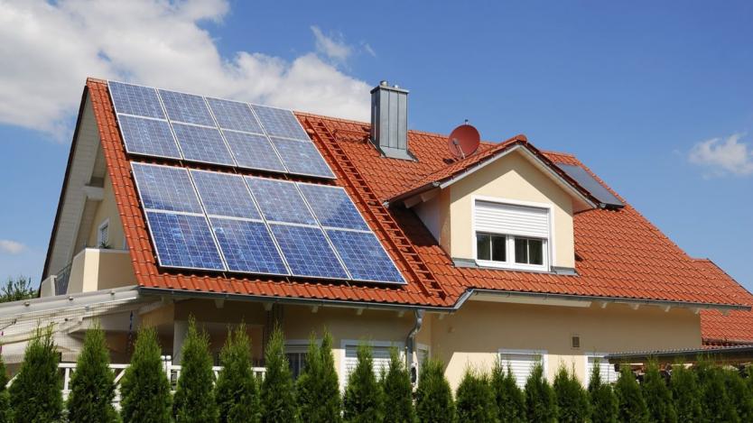 ГЕРБ иска да пренасочи още пари за соларни панели на покривите