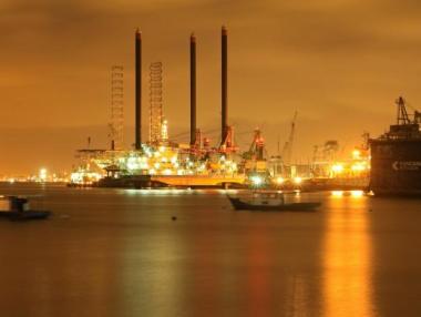 Западът ще преразгледа ценовия таван на руския петрол напролет