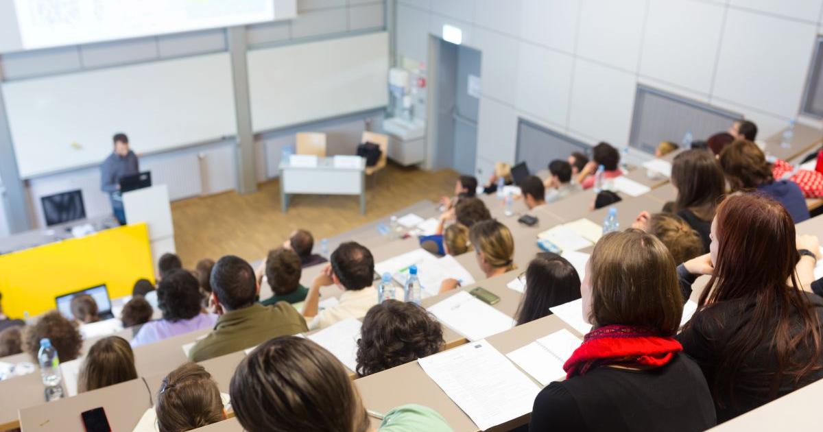 Вместо да увеличат заплатите на университетските преподаватели с предоставените им