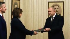 Лидерът на БСП Корнелия Нинова върна неизпълнен третия проучвателен мандат