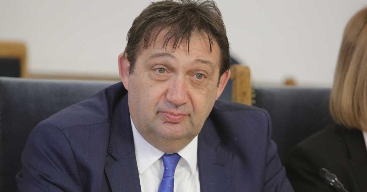 Хаосът с парите за пътищата ПолитикаКабинетът Петков“ е прехвърлил без