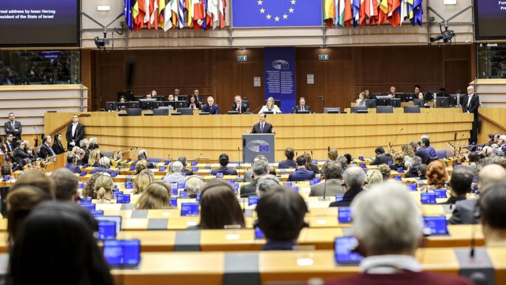 Европарламентът призова за санкции срещу „Лукойл“ и „Росатом“