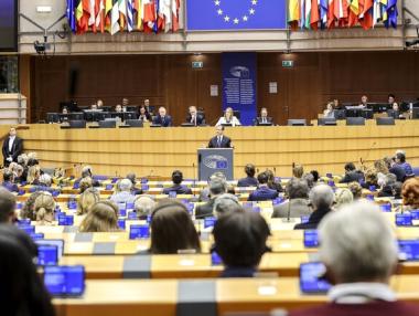 Европарламентът призова за санкции срещу „Лукойл“ и „Росатом“
