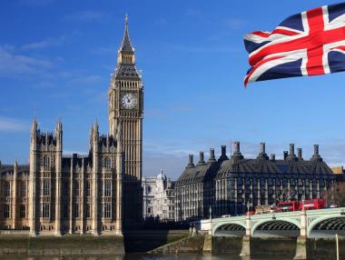 Великобритания избeгна рецесията, но още е в опасната зона