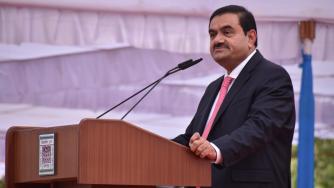 Кризата в индийския конгломерат Adani се задълбочава
