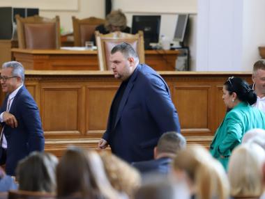 Великобритания санкционира Пеевски и Божков заради корупция