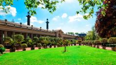 Построен в края на 18 век замъкът Лаакен служи за