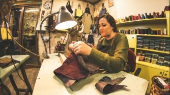 „Занаятът възпитава“: Ателието на Искра и мисията ѝ да съживи българските традиции