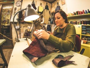 „Занаятът възпитава“: Ателието на Искра и мисията ѝ да съживи българските традиции