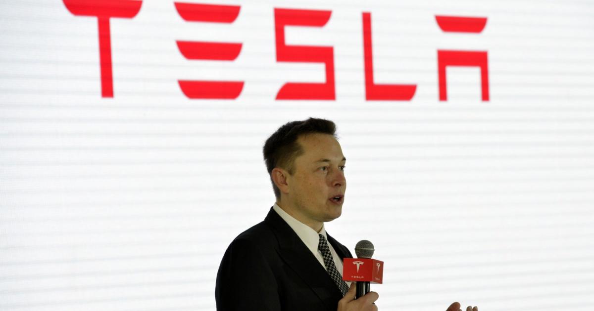 Поне за момента Илон Мъск работи в Tesla без пари.