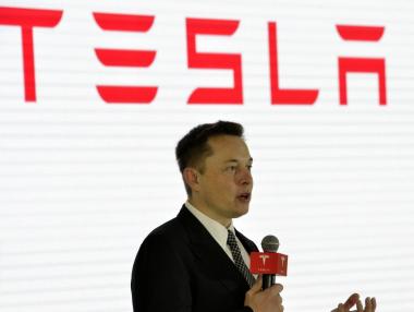 Илон Мъск работи без заплата в Tesla. Защо?
