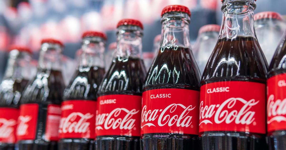 Камионите, доставящи Coca-Cola, продължават да се движат през границата с