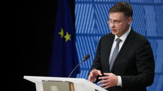 Домбровскис попари надеждите за по-ранно влизане на България в еврозоната