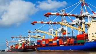 Застинали товарни кораби чакат възстановяването на Китай