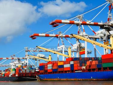 Застинали товарни кораби чакат възстановяването на Китай