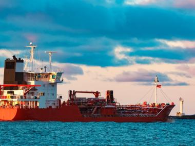 Липсата на купувачи блокира руските петролни танкери в моретата