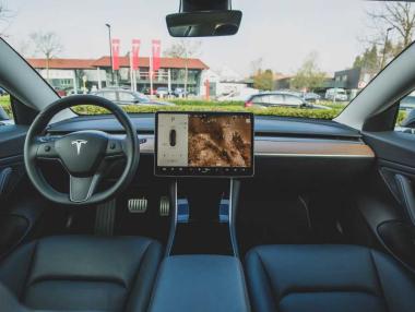 Tesla готви обновена версия на най-продавания си електромобил