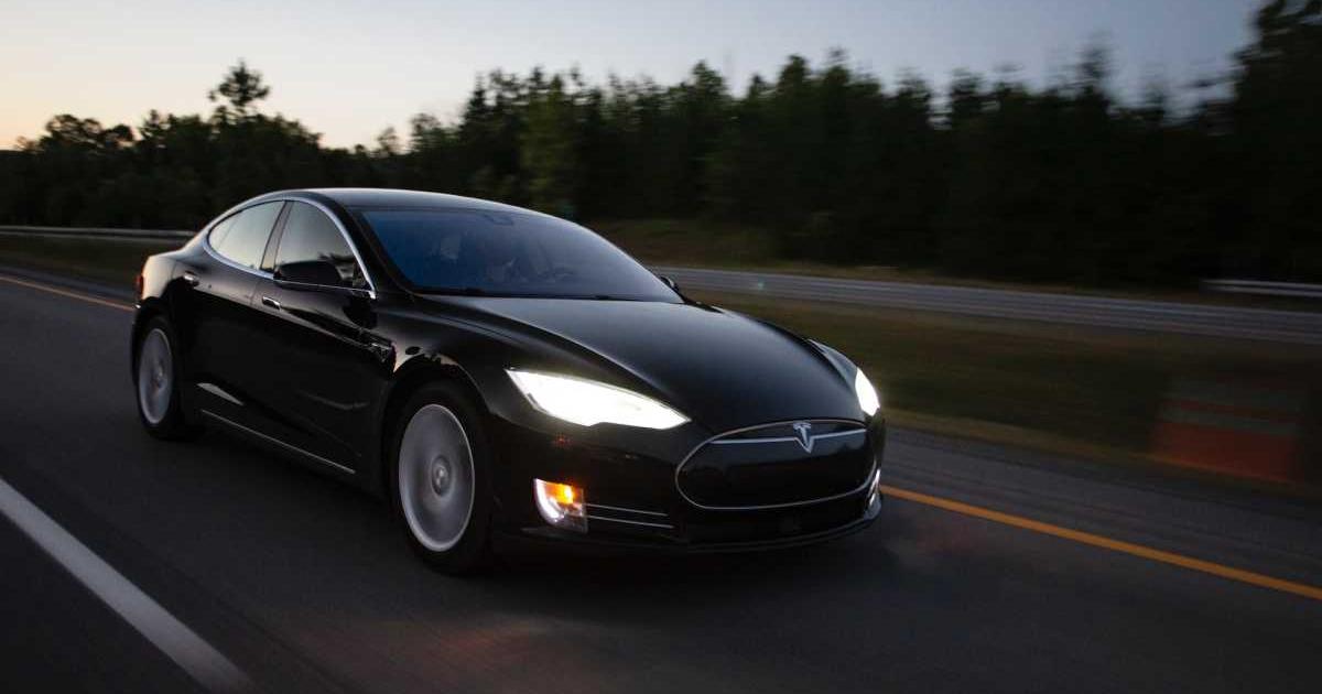 Tesla намали цените на два от най-скъпите си модели електромобили