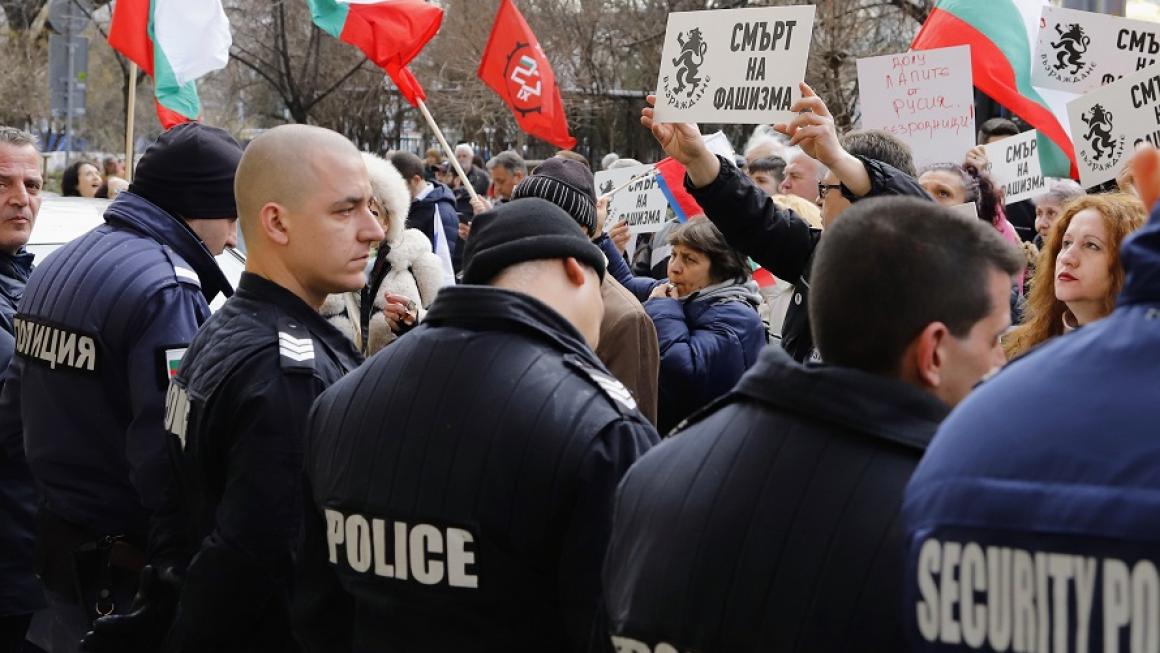 Галерия :: Снимка 3 :: СОС поиска правителството да премести Паметника на Съветската армия}