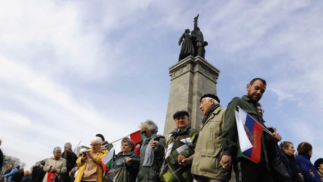 СОС поиска правителството да премести Паметника на Съветската армия, но то не бърза (галерия)