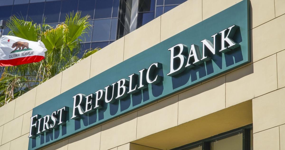 Акциите на First Republic Bank поевтиняха с повече от 60%