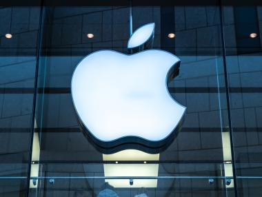 Apple замразява наемането на нови служители и бонусите на настоящите