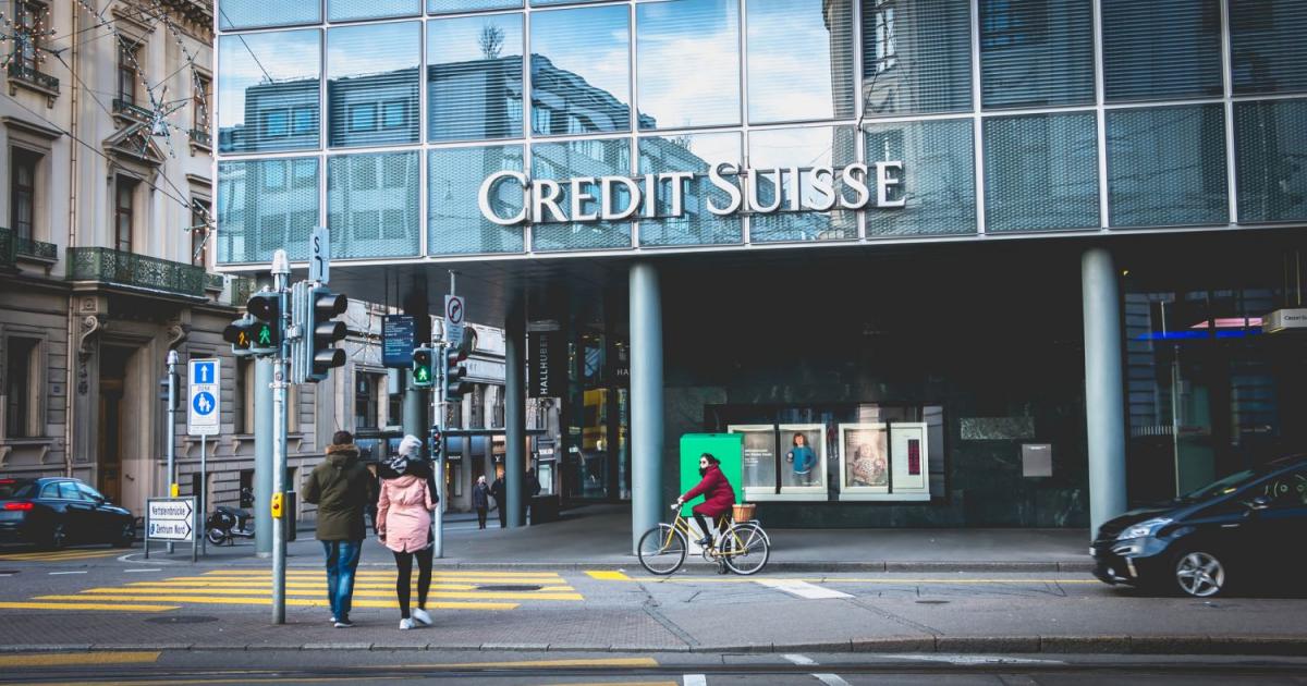 UBS води дискусии за придобиване на цялата или част от