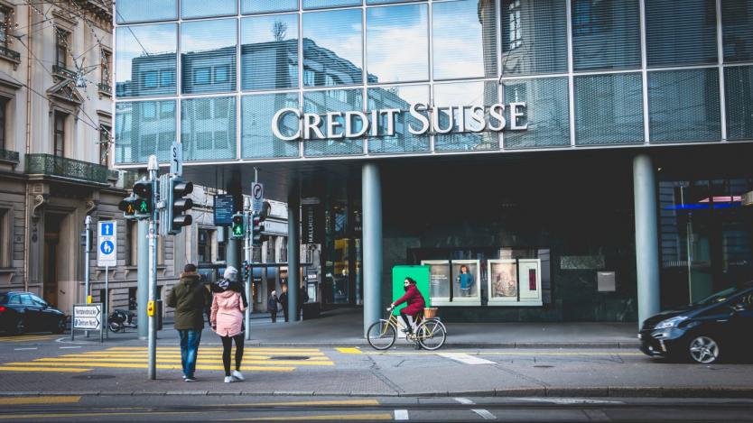 UBS преговаря да придобие изпадналата в ликвидна криза Credit Suisse