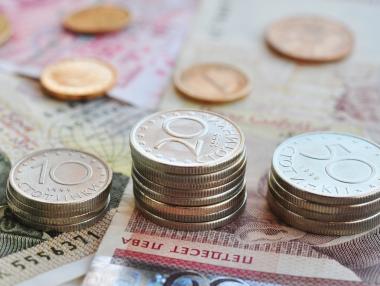 Хората и бизнесът в България продължават ударно да спестяват