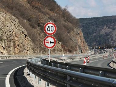 Вечерни новини: Властта пуска лот от АМ „Европа“; КЗК търси картел между търговските вериги