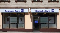 Акциите на Deutsche Bank се сринаха в петък след като