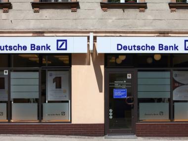 Акциите на германската Deutsche Bank се сриват