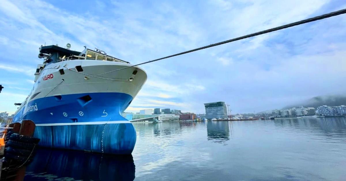 Докато плава тихо през норвежкия фиорд Фриер, Yara Birkeland изглежда