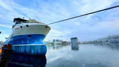 Докато плава тихо през норвежкия фиорд Фриер Yara Birkeland изглежда