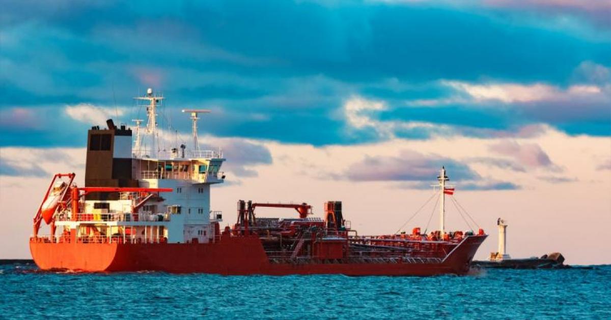 Танкер, движещ се край бреговете на Китай, оставя петролна диря