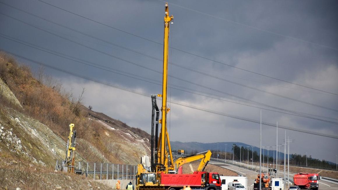 Галерия :: Снимка 2 :: Укрепването на свлачищата при „Струма“ най-после започва}