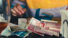 В условия на висока инфлация и политическа и икономическа несигурност