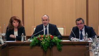 МОН подготвя промени в учебните програми