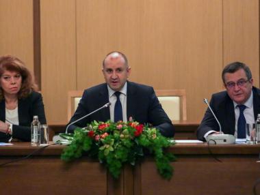 МОН подготвя промени в учебните програми