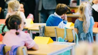 Кабинетът одобри еднократната помощ от 300 лева за учениците