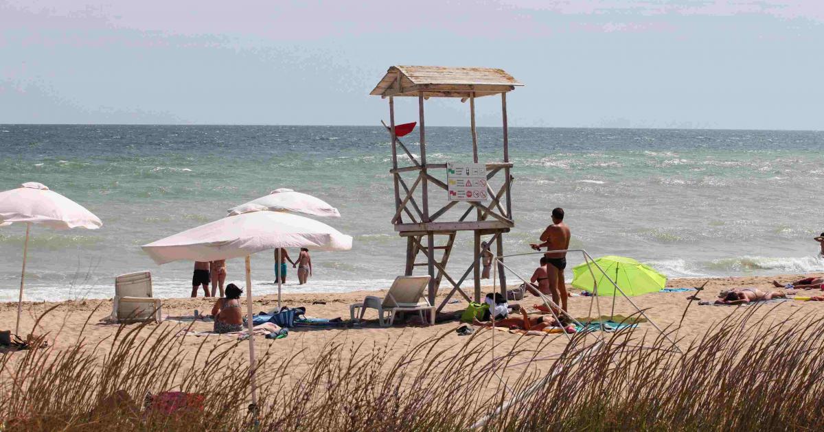 Повече от впечатляващи ще са цените на чадърите и шезлонгите