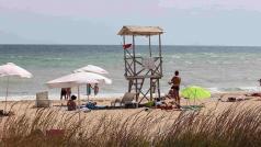 Повече от впечатляващи ще са цените на чадърите и шезлонгите