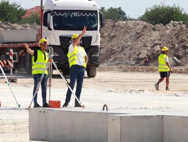 Работещите в България получават 8.2 евро на час, в Люксембург – 51