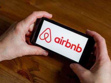 Лоши отзиви на туристи сринаха акциите на Airbnb