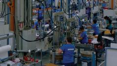 Българската електроиндустрия в която влизат електротехниката и електрониката отново е