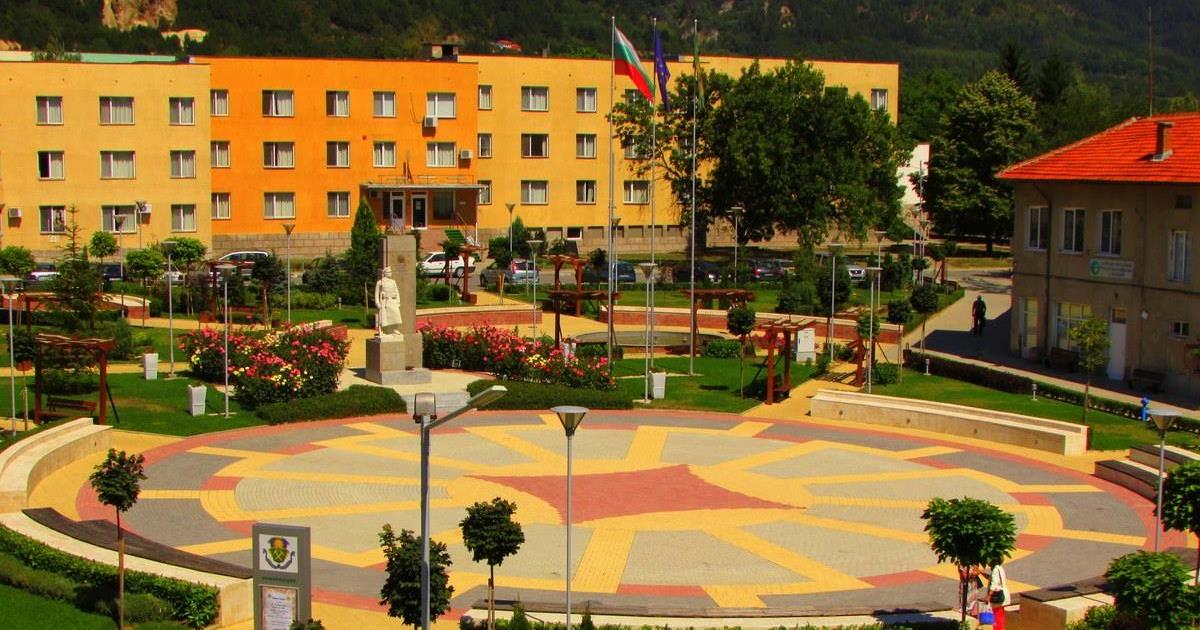Малките индустриални общини са с най-високи заплати в България